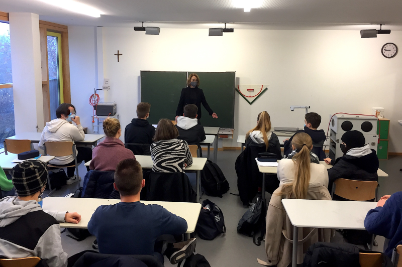 MdL Petra Olschowski im Gespräch mit SchülerInnen der 10.Klasse
