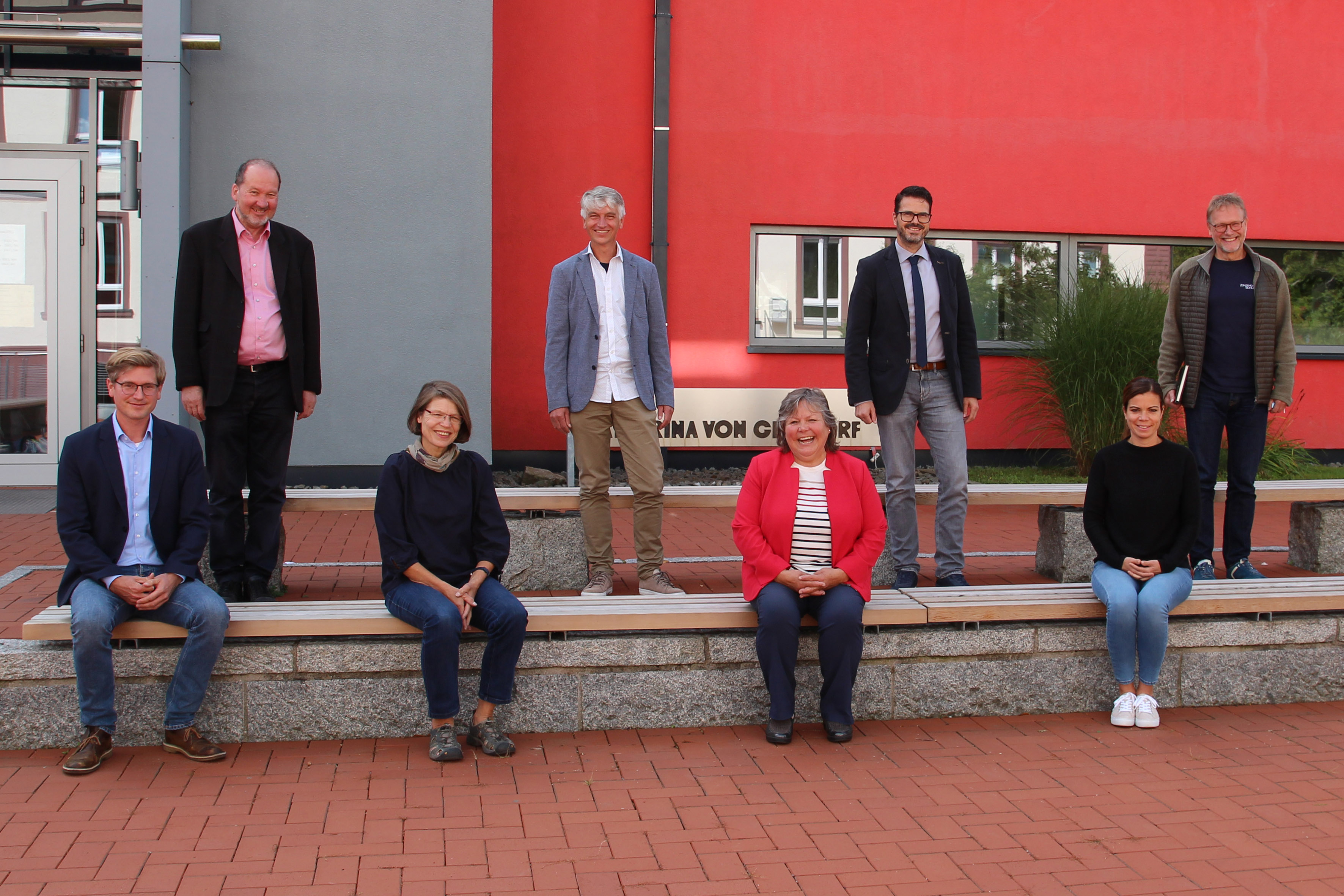 Das Schulleitungs-Team der Zinzendorfschulen, Michael Sauer, Klaus Schüller, Maria-Elke Schoo-Schemmann, Helmut Hertnagel, Tobias Banholzer, Julia Vogt und Joachim Jünemann (von links) freuten sich über den Besuch der Landtagsabgeordneten Martina Braun (5