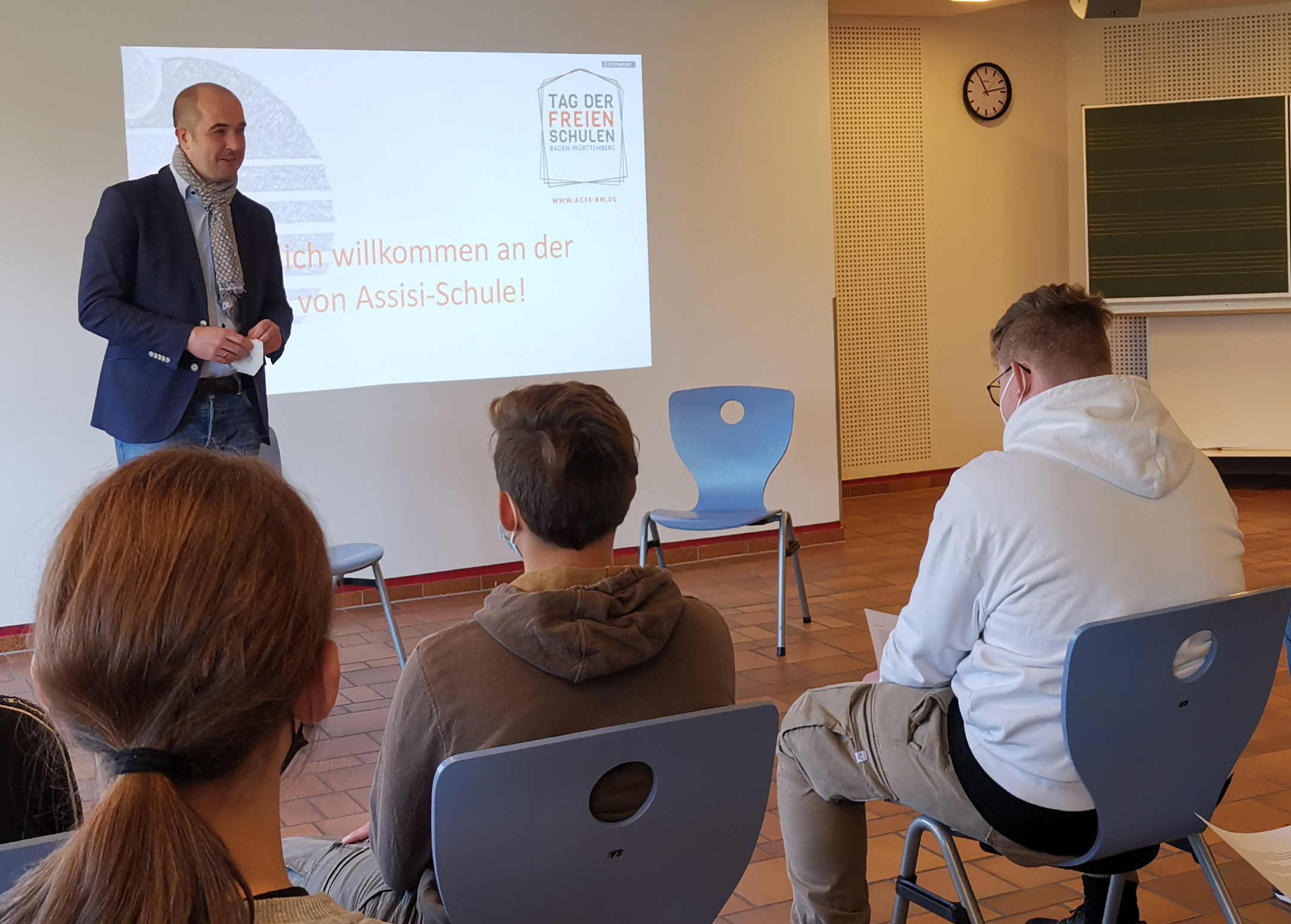 Tim Bückner im Gespräch mit Schülerinnen und Schülern der Klassen 10a, 10b und 10c